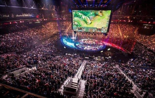 上海东方体育中心英雄联盟淘汰赛：电竞盛宴引爆粉丝应援互动与Cosplay表演-竞技宝·(JJB)